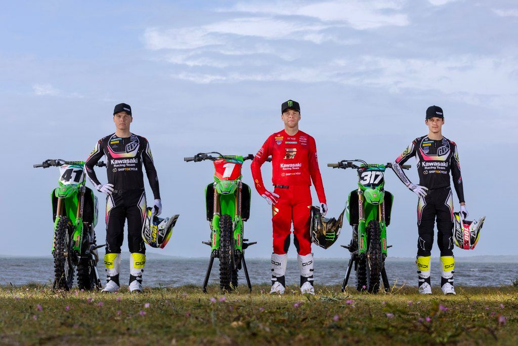 Volledige Kawasaki Racing Team aan de start in Lierop