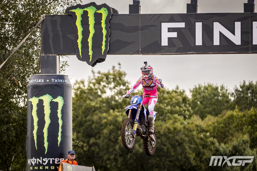 Lotte van Drunen oppermachtig in Arnhem en wint thuis-GP met dubbele manchezege