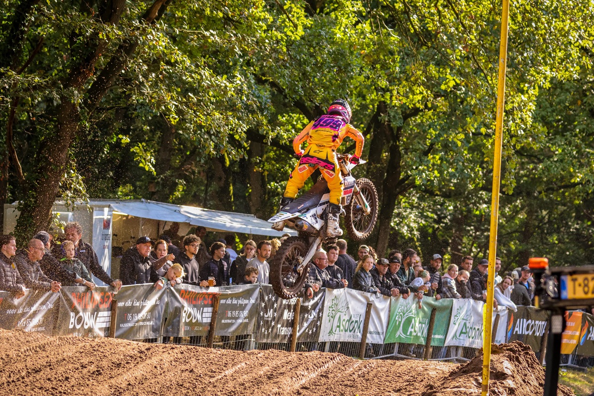 Dani Heitink vecht mee voor het podium in Meijel