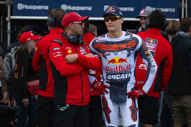 Kevin Strijbos aan de start tijdens KNMV MX Nationals in Valkenswaard